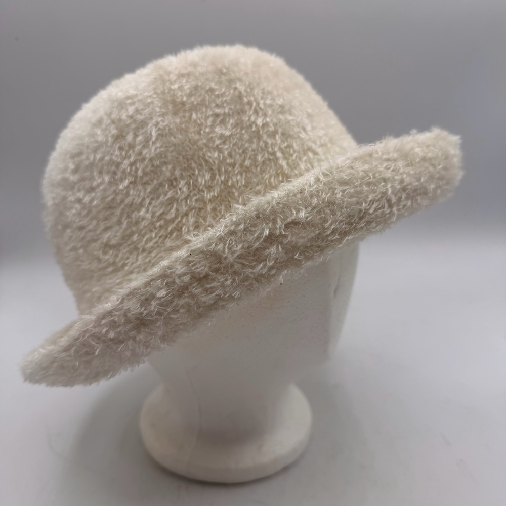 Jaclyn Smith Cream/White Fuzzy Bucket Hat – 60 cm